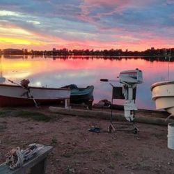 A minutos del centro de la ciudad, la laguna brinda un espacio de recreación magnífico, no solo por la pesca sino por el club Náutico que da la posibilidad de practicar numerosos deportes. 