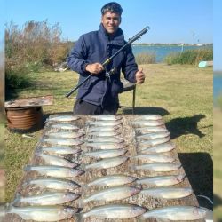A minutos del centro de la ciudad, la laguna brinda un espacio de recreación magnífico, no solo por la pesca sino por el club Náutico que da la posibilidad de practicar numerosos deportes. 