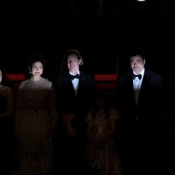 El guionista estadounidense Roman Coppola, la actriz británica Mia Threapleton, el diseñador de vestuario libanés Juman Malouf, el director de cine estadounidense Wes Anderson, el actor estadounidense Benicio Del Toro, el actor canadiense Michael Cera y el actor británico Riz Ahmed posan tras la proyección de la película "The Phoenician Scheme" en la 78.ª edición del Festival de Cine de Cannes, en el sur de Francia. | Foto:SAMEER Al-DOUMY / AFP