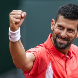 El serbio Novak Djokovic celebra su victoria al final de su partido contra el húngaro Marton Fucsovics en el torneo de tenis ATP 250 Geneva Open en Ginebra. | Foto:FABRICE COFFRINI / AFP