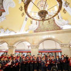 Imagen de empleados del Metro cantando durante el desfile de trenes con motivo del 90 aniversario del Metro de Moscú, en Moscú, Rusia. | Foto:Xinhua/Alexander Zemlianichenko Jr