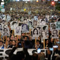 Imagen de personas sosteniendo pancartas durante la Marcha del Silencio, en Montevideo, capital de Uruguay. Decenas de miles de personas participaron de la trigésima Marcha del Silencio que recorrió en la noche el centro de Montevideo en reclamo de verdad y justicia por los detenidos-desaparecidos durante el régimen militar (1973-1985) de Uruguay. | Foto:Xinhua/Nicolás Celaya