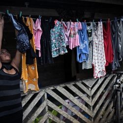 Maricel Sánchez termina de lavar la ropa en su casa en el pequeño pueblo de Limón, provincia de Coclé, Panamá. Las autoridades del Canal de Panamá impulsan un controvertido plan para construir un embalse en la cuenca del río Indio, con el objetivo de asegurar el suministro de agua del país, tanto para las operaciones del canal como para el consumo humano. | Foto:MARTIN BERNETTI / AFP