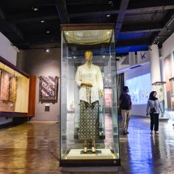 Personas visitan el Museo Batik Indonesia, en Yakarta, Indonesia. | Foto:Xinhua/Xu Qin