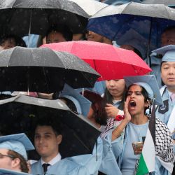 Un estudiante abuchea mientras la presidenta de la Universidad de Columbia, Claire Shipman, habla durante la ceremonia de graduación en la Universidad de Columbia en Nueva York. | Foto:Seth Wenig / POOL / AFP
