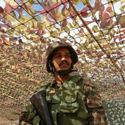Un soldado del ejército indio monta guardia en el sector de Poonch, en la región de Jammu, India. | Foto:Mukesh Gupta / AFP