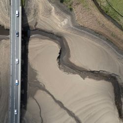 Una fotografía aérea muestra el lecho del embalse de Woodhead, parcialmente revelado por el descenso del nivel del agua, cerca de Glossop, en el norte de Inglaterra. | Foto:OLI SCARFF / AFP
