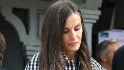 La monarca se habría alejado del rey Felipe, en medio de nuevos rumores de infidelidad.