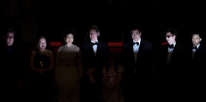 El guionista estadounidense Roman Coppola, la actriz británica Mia Threapleton, el diseñador de vestuario libanés Juman Malouf, el director de cine estadounidense Wes Anderson, el actor estadounidense Benicio Del Toro, el actor canadiense Michael Cera y el actor británico Riz Ahmed posan tras la proyección de la película "The Phoenician Scheme" en la 78.ª edición del Festival de Cine de Cannes, en el sur de Francia.
