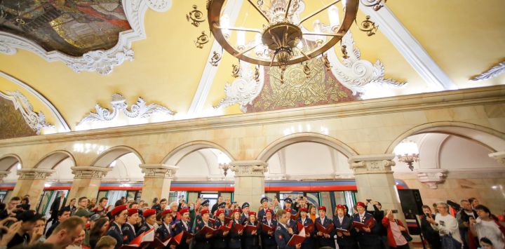 Imagen de empleados del Metro cantando durante el desfile de trenes con motivo del 90 aniversario del Metro de Moscú, en Moscú, Rusia.