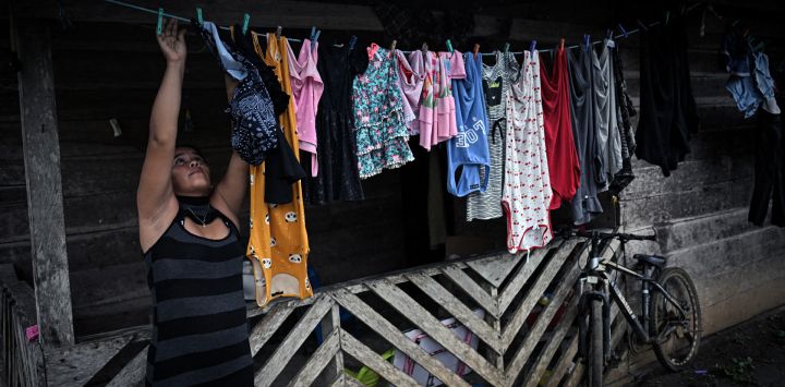 Maricel Sánchez termina de lavar la ropa en su casa en el pequeño pueblo de Limón, provincia de Coclé, Panamá. Las autoridades del Canal de Panamá impulsan un controvertido plan para construir un embalse en la cuenca del río Indio, con el objetivo de asegurar el suministro de agua del país, tanto para las operaciones del canal como para el consumo humano.
