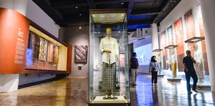 Personas visitan el Museo Batik Indonesia, en Yakarta, Indonesia.