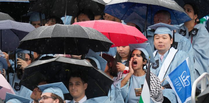 Un estudiante abuchea mientras la presidenta de la Universidad de Columbia, Claire Shipman, habla durante la ceremonia de graduación en la Universidad de Columbia en Nueva York.