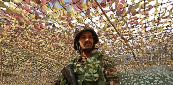 Un soldado del ejército indio monta guardia en el sector de Poonch, en la región de Jammu, India.