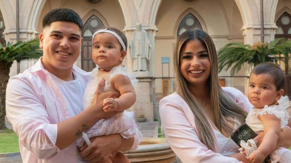 Daniela Celis y Thiago Medina con sus gemelas