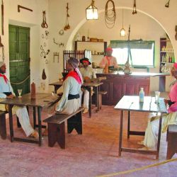l encanto de estas viejas construcciones, su gastronomía campestre; y objetos, mobiliarios y testimonios de vieja data resultan ideales para una salida diferente.