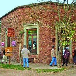 l encanto de estas viejas construcciones, su gastronomía campestre; y objetos, mobiliarios y testimonios de vieja data resultan ideales para una salida diferente.