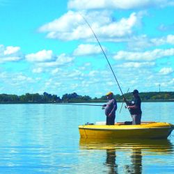 El pejerrey es de boca pequeña, por eso recomendamos anzuelos Nº 2 encarnados con mojarra chica o mediana. Derecha: cartelería informando algunas de las restricciones del pesquero. 