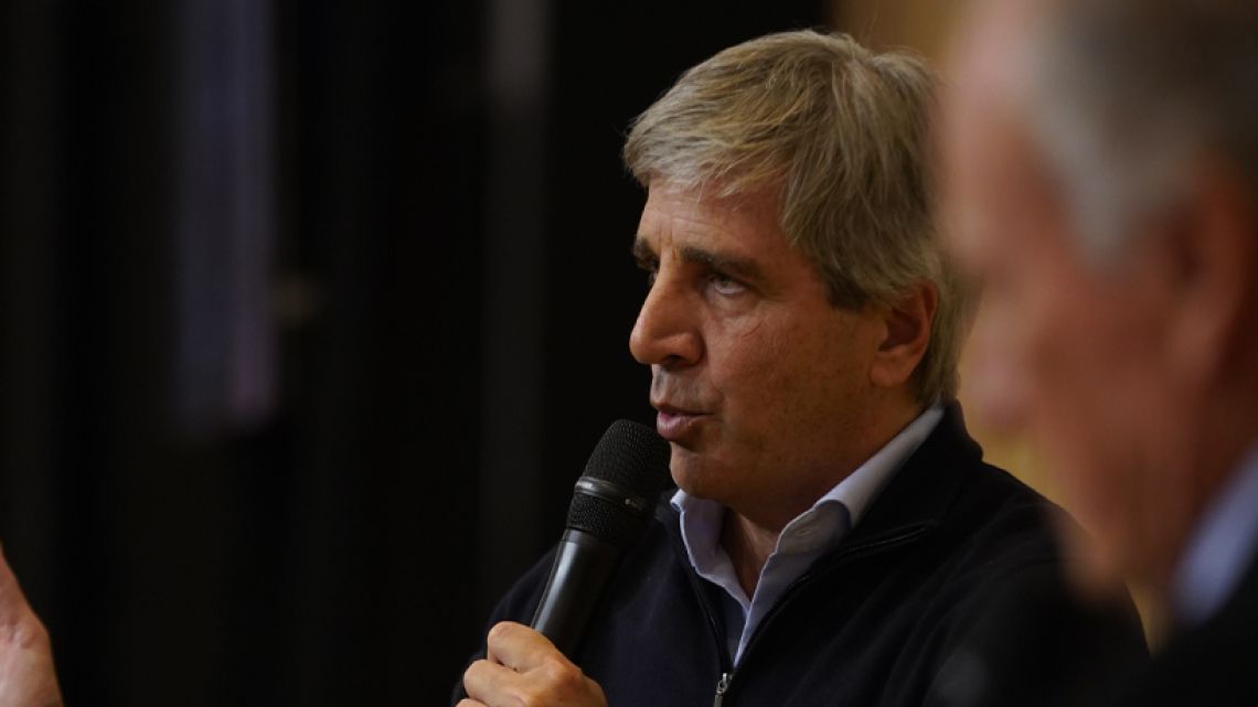 Dólares en el colchón: cinco claves para entender las medidas de Caputo