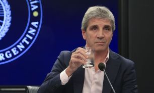 Luis Caputo dio detalles sobre las operaciones permitidas con los "dólares colchón"