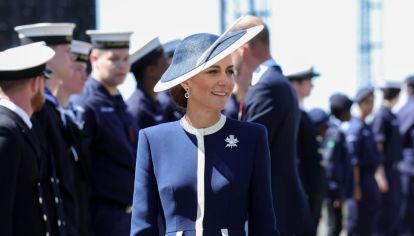 La princesa de Gales asistió a una ceremonia naval con el color insignia, el azul marino, que con sello propio aportó distinción y elegancia.