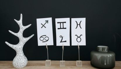 Comunicativos, curiosos, brillantes y siempre en movimiento. Géminis es uno de los signos más versátiles del zodíaco. Te contamos todo sobre su personalidad, compatibilidades y fortalezas para entender mejor su energía única.