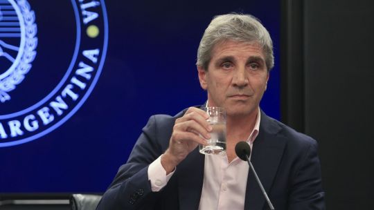 El número de reservas que Luis Caputo deberá acumular para pasar las elecciones