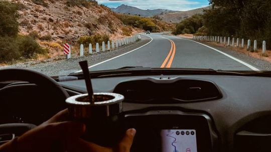 Mate al volante: la provincia de Córdoba desmintió el cobro de una multa de 24 mil pesos