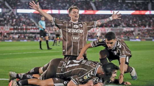 Platense celebrate in the Monumental.