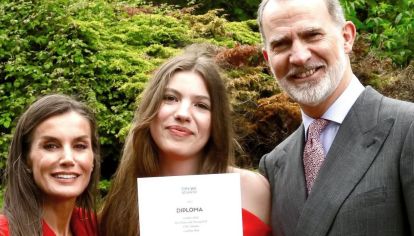 La hija del rey Felipe y la reina Letizia terminó sus estudios en el UWC Atlantic College y lo celebró a lo grande. 