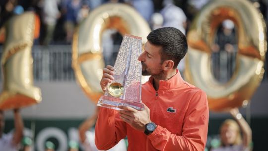 "Nole" es el tercer tenista que llegó a esta cifra de trofeos.