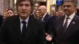 Milei deja a Jorge Macri con su mano en el aire.