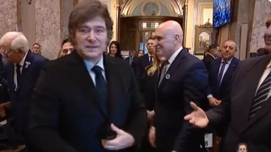 Milei no quiso darle la mano a Jorge Macri en el acto en la Catedral por el 25 de Mayo.