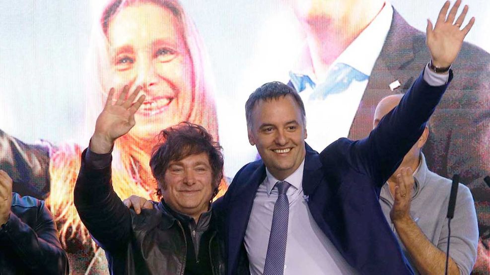 Javier Milei y su vocero, Manuel Adorni.