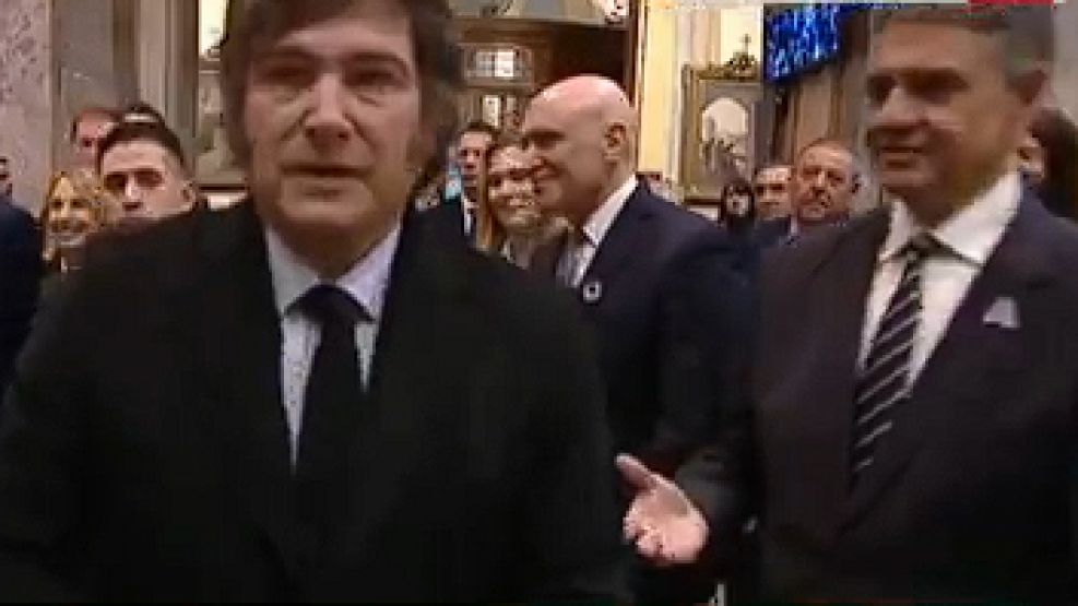 Milei deja a Jorge Macri con su mano en el aire.