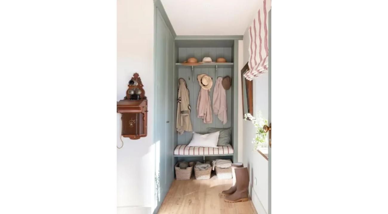 10 Ideas Elegantes para Decorar el Recibidor (Sin Caer en el Típico Espejo)
