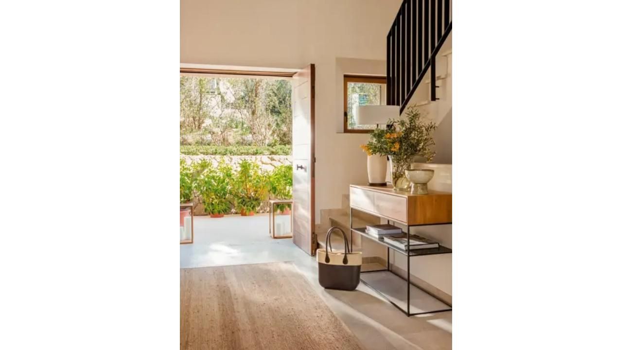 10 Ideas Elegantes para Decorar el Recibidor (Sin Caer en el Típico Espejo)