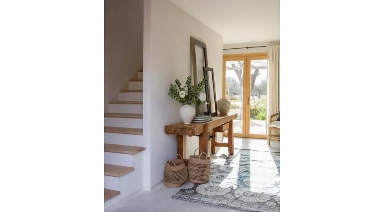 10 Ideas Elegantes para Decorar el Recibidor (Sin Caer en el Típico Espejo)