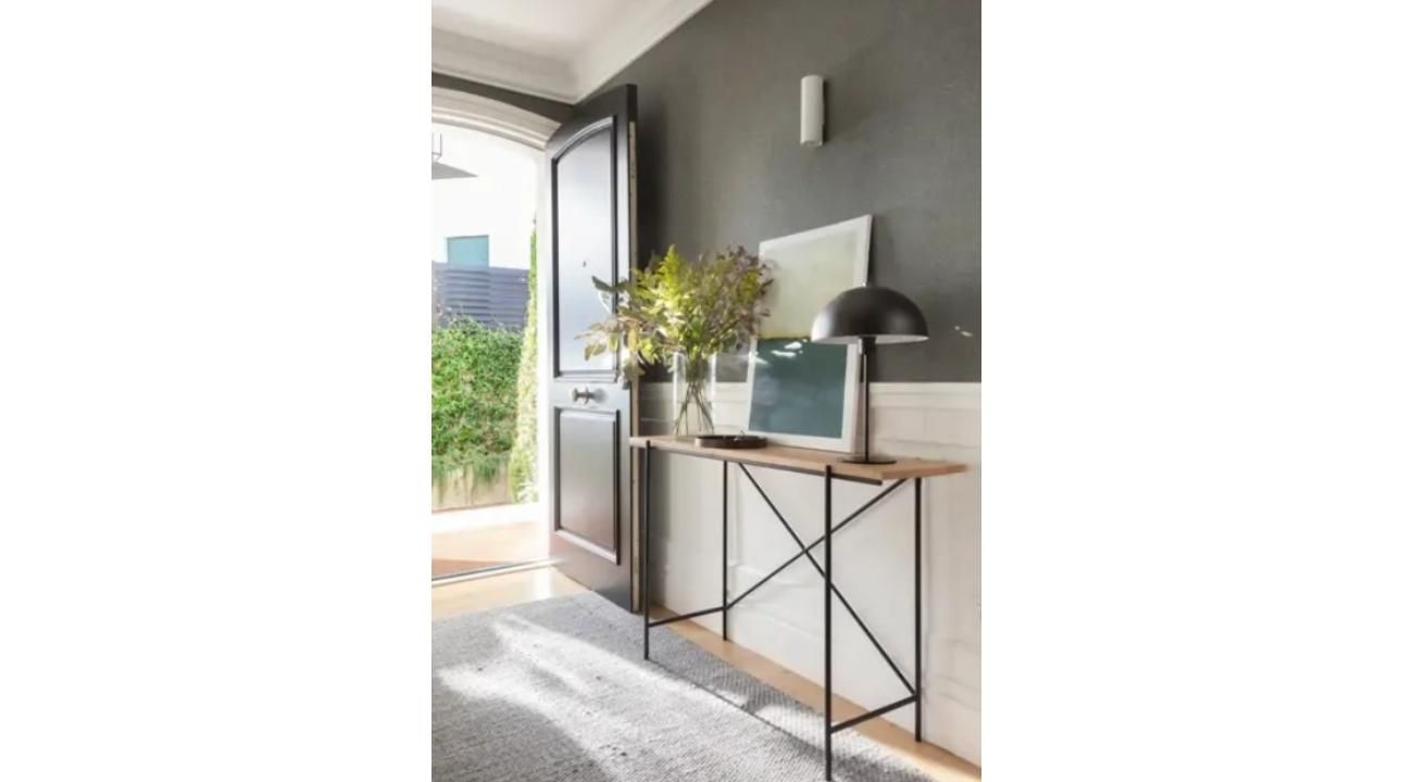 10 Ideas Elegantes para Decorar el Recibidor (Sin Caer en el Típico Espejo)