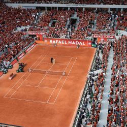 El exjugador español Rafael Nadal en la cancha durante una ceremonia en honor a su carrera en la Philippe-Chatrier, en el marco del Abierto de Francia, en el Complejo Roland-Garros de París. | Foto:ALAIN JOCARD / AFP