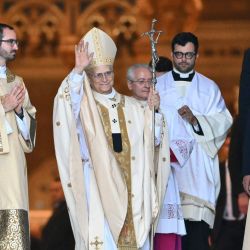 El Papa León XIV saluda a los fieles que esperan afuera al final de la santa misa antes de tomar posesión de la basílica de San Juan de Letrán en Roma. | Foto:ALBERTO PIZZOLI / AFP