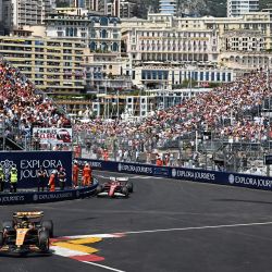 El piloto británico de McLaren, Lando Norris, lidera al piloto monegasco de Ferrari, Charles Leclerc, durante el Gran Premio de Mónaco de Fórmula Uno en el Circuito de Mónaco. | Foto:Gabriel BOUYS / POOL / AFP