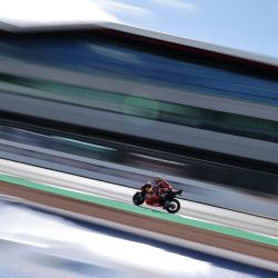 El piloto español de Red Bull KTM Factory Racing, Pedro Acosta, participa en los entrenamientos matutinos previos al Gran Premio de Gran Bretaña de MotoGP en el circuito de Silverstone, en Northamptonshire, centro de Inglaterra. | Foto:Adrian Dennis / AFP