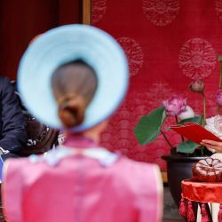 El presidente de Francia, Emmanuel Macron, y su esposa, Brigitte Macron, asisten a una ceremonia en el Templo de la Literatura en Hanói, Vietnam. | Foto:Ludovic Marin / AFP