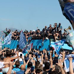 Jugadores y cuerpo técnico del Napoli desfilan en un autobús para celebrar el Scudetto tras la temporada de la Serie A italiana en Nápoles. | Foto:Carlo Hermann / AFP