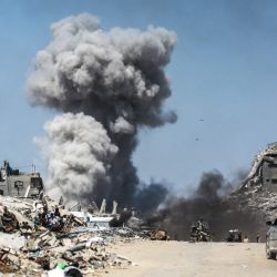 La gente observa las columnas de humo tras un ataque israelí en Jabalia, en el norte de la Franja de Gaza. Los rescatistas en Gaza informaron que 22 personas murieron y decenas resultaron heridas en ataques aéreos israelíes en territorio palestino. | Foto:Bashar Taleb / AFP