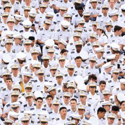 Los cadetes observan la ceremonia de graduación antes de que el presidente estadounidense Donald Trump pronuncie el discurso de graduación en la Academia Militar de EE. UU. en West Point, Nueva York. | Foto:CHARLY TRIBALLEAU / AFP