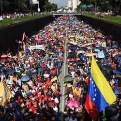 Personas participan en una marcha del Partido Socialista Unido de Venezuela con motivo al cierre de campaña correspondiente a las elecciones parlamentarias y regionales, en Caracas, Venezuela. | Foto:Xinhua/Marcos Salgado
