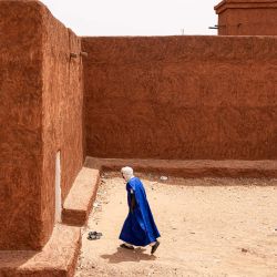 Un fiel musulmán entra en la mezquita antes de la oración del mediodía en Oualata. Oualata forma parte de un cuarteto de antiguas ciudades fortificadas o "ksour", declaradas Patrimonio de la Humanidad por la UNESCO. En su apogeo fueron centros comerciales y religiosos y ahora albergan joyas que datan de la Edad Media. | Foto:Patrick Meinhardt / AFP