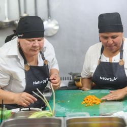 Jóvenes en acción durante una clase del programa “Energía del Sabor”, la iniciativa de Naturgy que brinda formación en gastronomía para generar inclusión social y oportunidades reales de futuro. | Foto:Naturgy